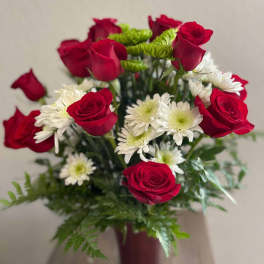 Red roses and white daisies in a vase