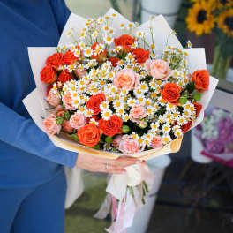 Bouquet of orange and blush roses with white daisies