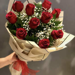 Bouquet of red roses with baby's breath in beige wrapping