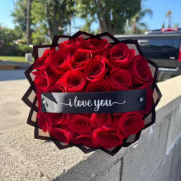 Bouquet of red roses with a black "i love you" band