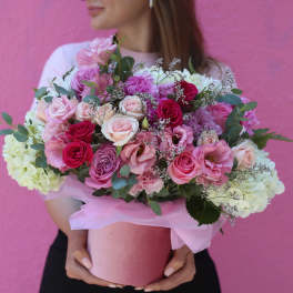 Pink and white rose bouquet in a pink hat box