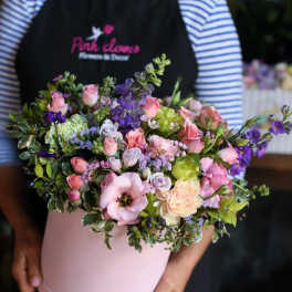 Mixed pink and purple bouquet in a pale pink hatbox