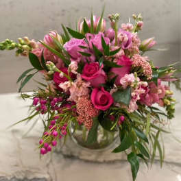 Pink rose bouquet in a clear glass vase