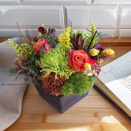 Mixed bouquet with roses and chrysanthemums in a dark square container