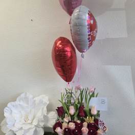 Rose arrangement with balloons and a large white paper flower