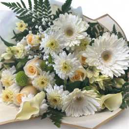 Bouquet of white daisies, pale roses, and calla lilies