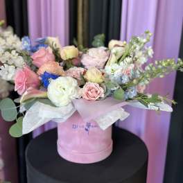 Pastel bouquet in a pink hatbox with roses and calla lilies