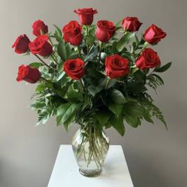 Bouquet of red roses in a clear glass vase