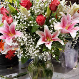 Bouquet of pink roses and pink lilies in a glass vase