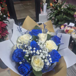 12 white and blue roses