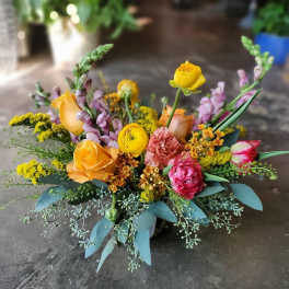 Mixed bouquet with yellow and pink flowers in a low arrangement