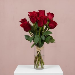 Bouquet of red roses in a clear glass vase