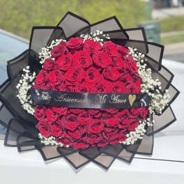 50 Rosas Rojas profundas Premium con Nubes al contorno