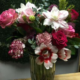 Mixed pink and white bouquet in a clear glass vase