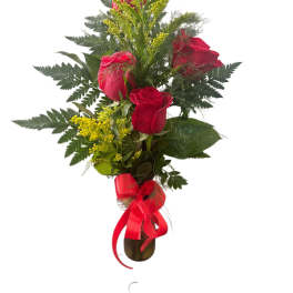 Simple rose bouquet in small vase 