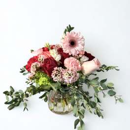 Pink and red mixed bouquet in a glass vase