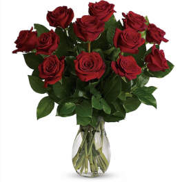 Bouquet of red roses in a clear glass vase
