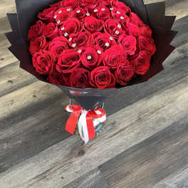 25 Roses - Bouquet With Red Roses And Heart Pin Design 
