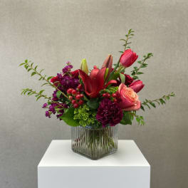 Mixed pink and red bouquet in a clear glass vase