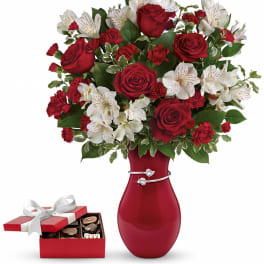 Pair Of Hearts Bouquet with chocolates DX