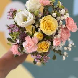 Soft and elegant handheld bouquet