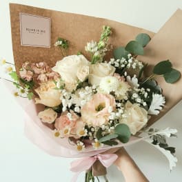 Cream & Peach Bouquet (M)