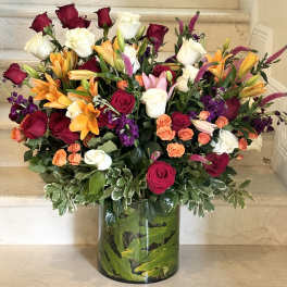 Mixed bouquet of roses and lilies in a glass vase