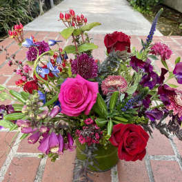 Mixed bouquet with red and pink roses in a green vase