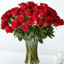 Bouquet of red roses in a clear glass vase