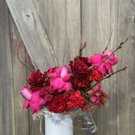 Pink and red rose bouquet in a white hatbox