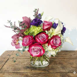 Pink roses and white calla lilies in a glass vase