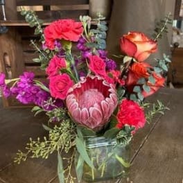 Mixed bouquet with pink and orange roses in a glass vase