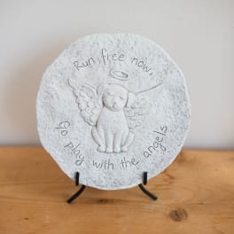Round stone plaque with an angel and the words "Run free now, go play with the angels"