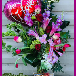Mixed bouquet with heart-shaped love balloon and a box of chocolates