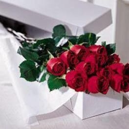 Bouquet of red roses in a white box
