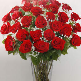 Bouquet of red roses in a clear glass vase