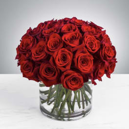 Bouquet of red roses in a clear glass vase