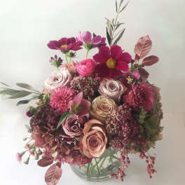 Pink and peach mixed bouquet in a clear glass vase