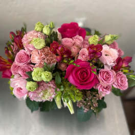 Bouquet of pink and magenta roses with green and peach blooms