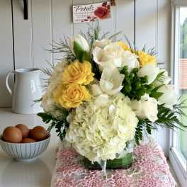 Bouquet of white and yellow flowers in a glass vase