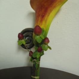 Single calla lily with berry accents on a wall mount