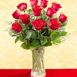 Bouquet of red roses in a clear glass vase