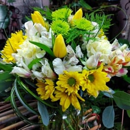 Yellow and white mixed bouquet in a clear glass vase