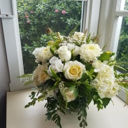 White rose and chrysanthemum bouquet in a glass vase