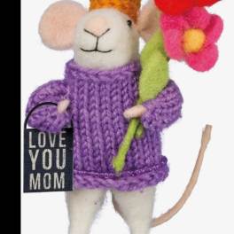 A felt mouse in a purple sweater holds flowers and a "Love You Mom" tag.