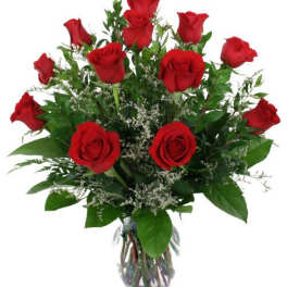 Bouquet of red roses in a clear glass vase