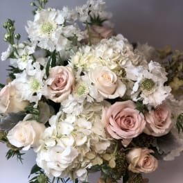 Bouquet of blush roses and white hydrangeas with white flowers