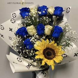 Bouquet of blue and cream roses with a sunflower