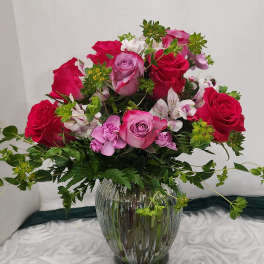 Bouquet of pink and red roses in a clear glass vase