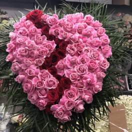 Heart-shaped rose arrangement in pink and red